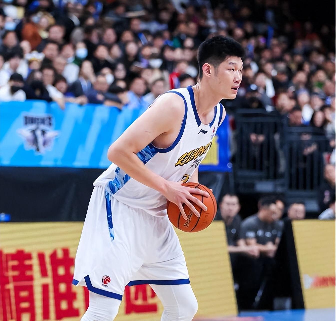 对阵卫冕冠军,上赛季垫底球队,12人上场全部得分,仅6分惜败